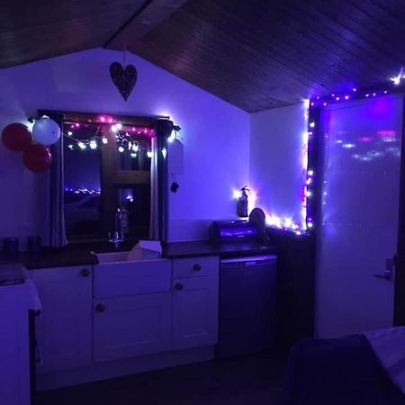 Hut with hot tub in Aberdeenshire. Villa Gamrie Buitenkant foto