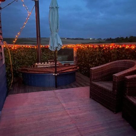 Hut with hot tub in Aberdeenshire. Villa Gamrie Buitenkant foto