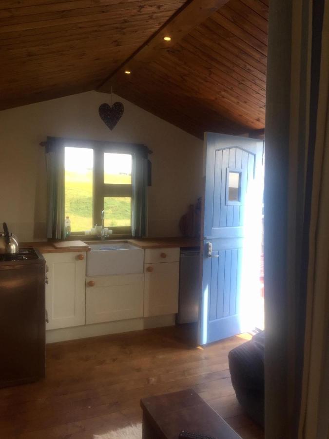 Hut with hot tub in Aberdeenshire. Villa Gamrie Buitenkant foto