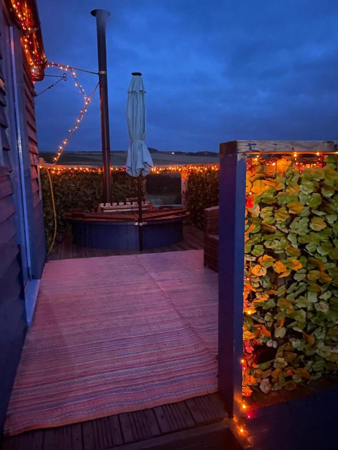 Hut with hot tub in Aberdeenshire. Villa Gamrie Buitenkant foto